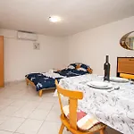 Apartmán With Parking Space - 21300 Poreč